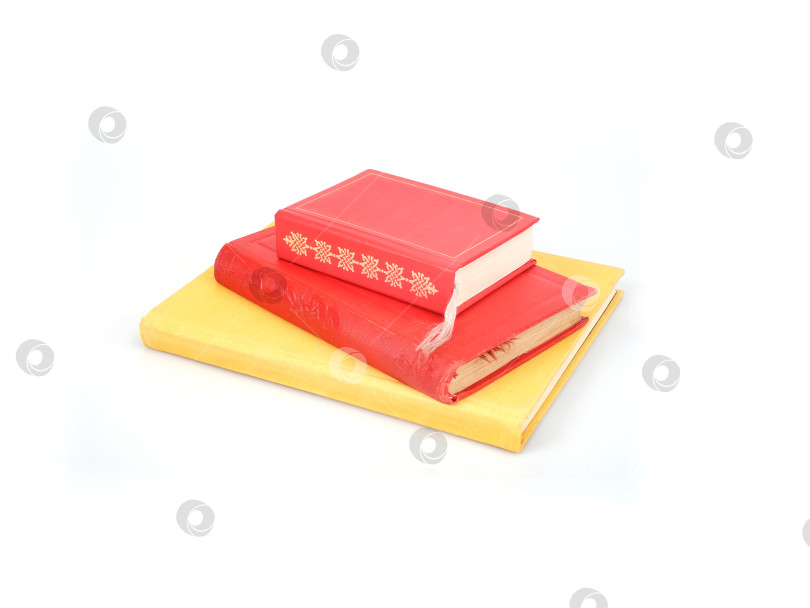 Скачать Желтые и красные книги, выделенные на белом фоне фотосток Ozero