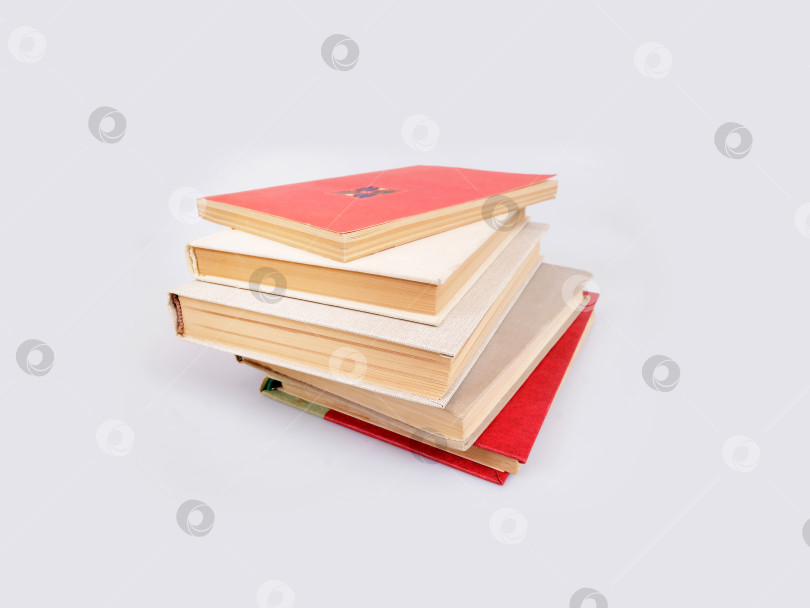 Скачать Стопка книг в цветных обложках с белыми листами, выделяющимися на белом фоне фотосток Ozero