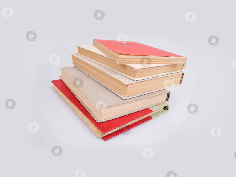 Скачать Стопка книг, выделенных на белом фоне фотосток Ozero