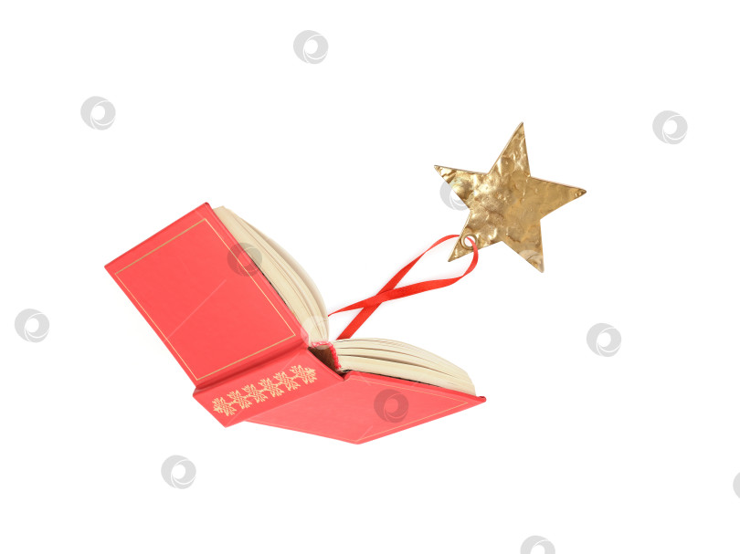 Скачать Одна красная книга и летящая золотая звезда, выделенные на белом фоне фотосток Ozero