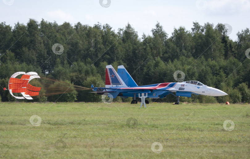 Скачать Москва, Россия, аэродром Жуковский 31 августа 2019 года: Пилотажная группа "Русские витязи" выполняет демонстрационный полет с фигурами высшего пилотажа международного аэрокосмического салона МАКС-2019 фотосток Ozero