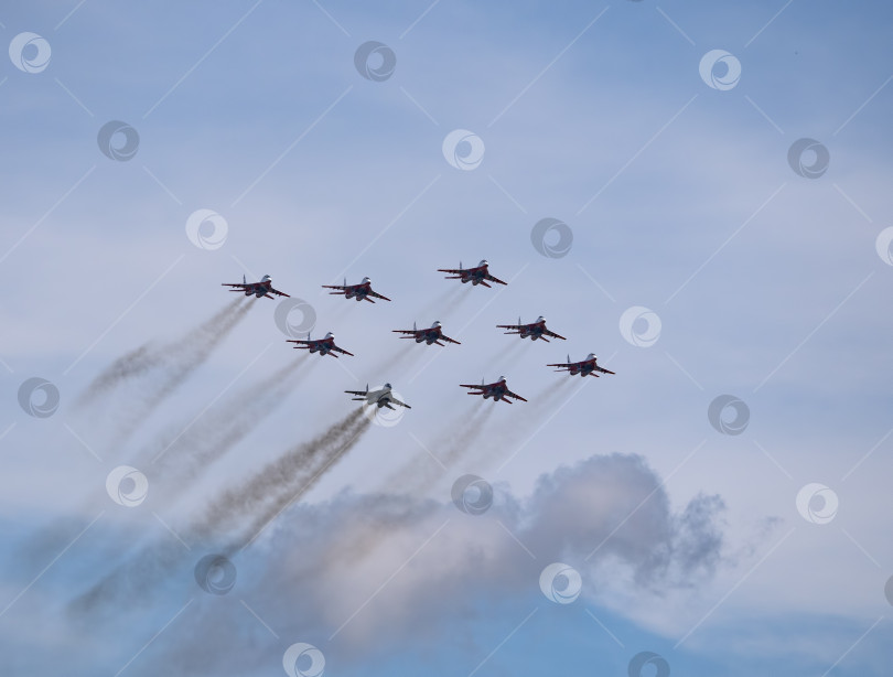 Скачать Москва, Россия, аэродром Жуковский, 31 августа 2019 года: пилотажная группа "Стрижи" на МиГ-29 выполняет демонстрационный полет в рамках международного аэрокосмического салона МАКС-2019 фотосток Ozero