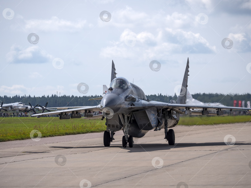 Скачать Москва, Россия, аэродром Жуковский, 31 августа 2019 года: демонстрационный полет МиГ-29 высшего пилотажа в рамках международного аэрокосмического салона МАКС-2019 фотосток Ozero