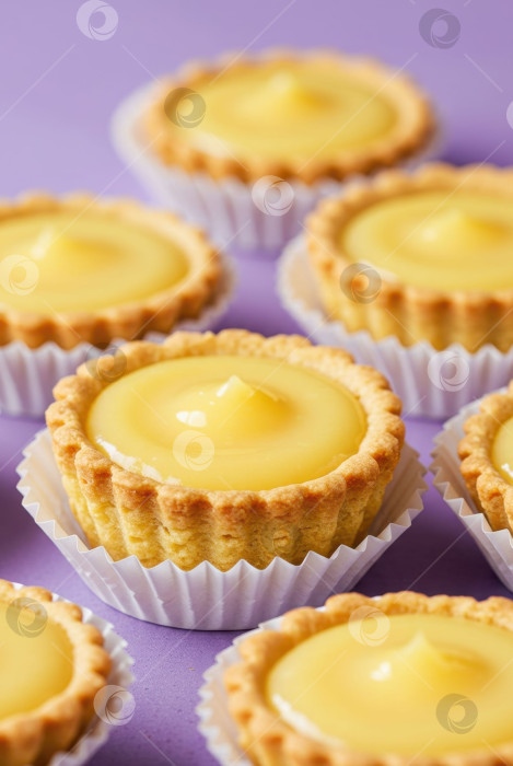 Скачать Восхитительные лимонные тарталетки крупным планом в белых бумажных стаканчиках. фотосток Ozero