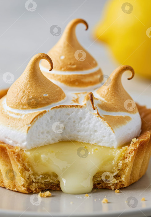 Скачать Пирог с лимонным безе с золотисто-коричневой глазурью и сливочной начинкой, фотосток Ozero