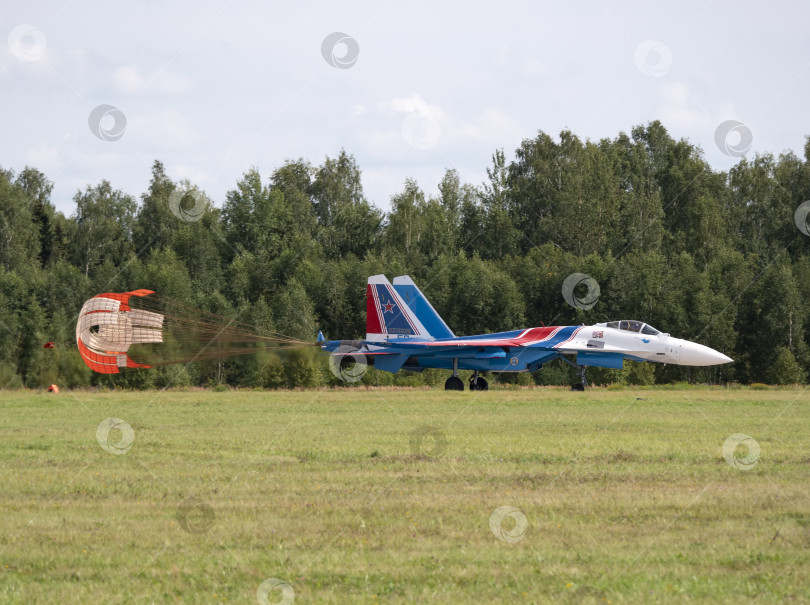 Скачать Москва, Россия, аэродром Жуковский, 31 августа 2019 года: Пилотажная группа "Русские витязи" выполняет демонстрационный полет с фигурами высшего пилотажа международного аэрокосмического салона МАКС-2019 фотосток Ozero