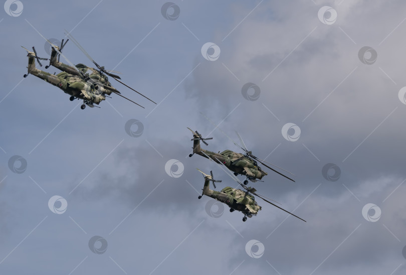 Скачать ЖУКОВСКИЙ, РОССИЯ - 01 сентября 2019 года: Демонстрация ударного вертолета Ми-28 ВВС России на МАКС-2019, Россия фотосток Ozero