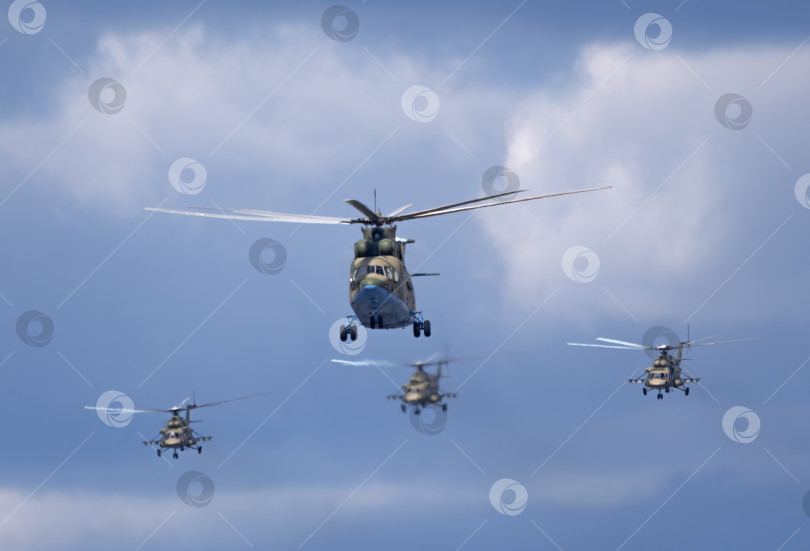 Скачать МОСКВА, РОССИЯ - 7 мая 2021 года: Авиационный парад в Москве. Вертолеты Ми-26 и Ми-8АМТК летают в небе на параде Победы во Второй мировой войне в Москве, Россия фотосток Ozero