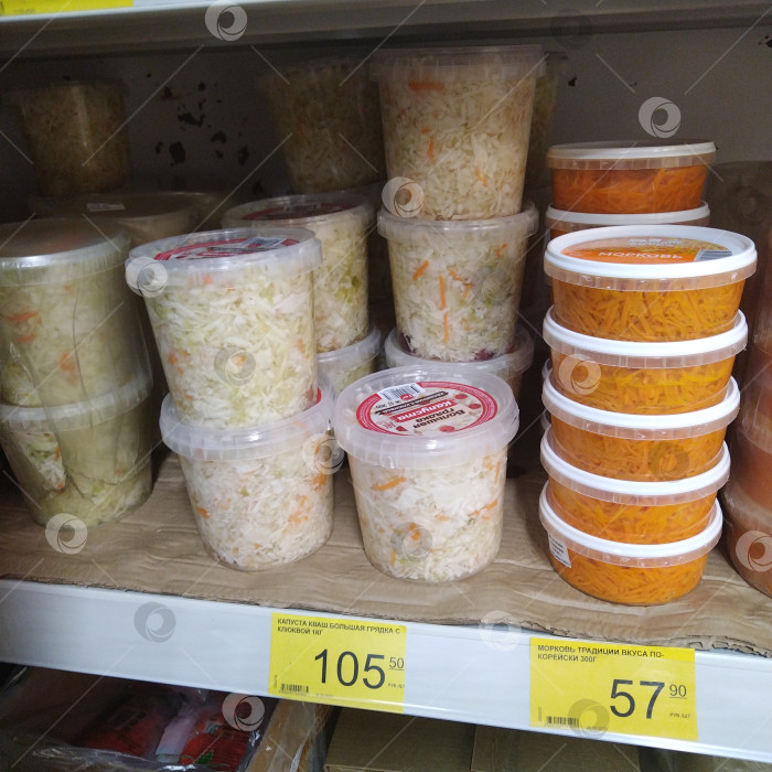 Скачать Отдел квашеной капусты в магазине "Победа". фотосток Ozero