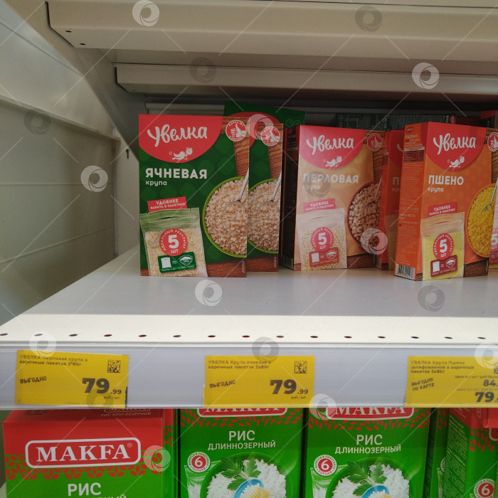 Скачать Отдел ячменной каши в магазине "Магнит". фотосток Ozero