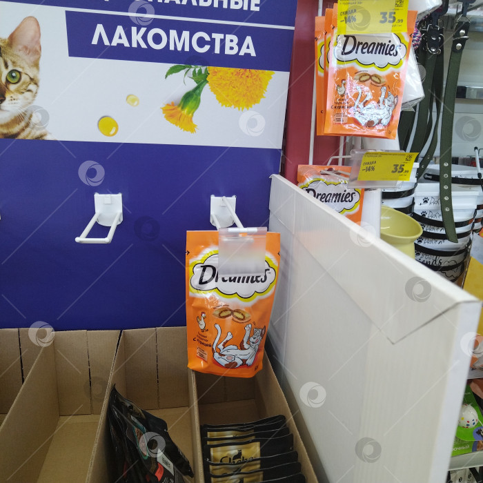 Скачать Отдел лакомства для кошек в магазине "Магнит". фотосток Ozero