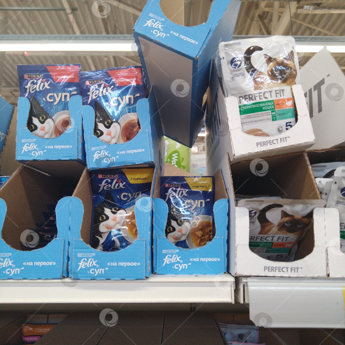 Скачать Отдел жидкого корма в магазине "Магнит". фотосток Ozero