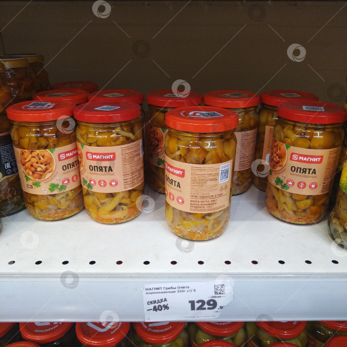 Скачать Отдел маринованных грибов в магазине "Магнит". фотосток Ozero