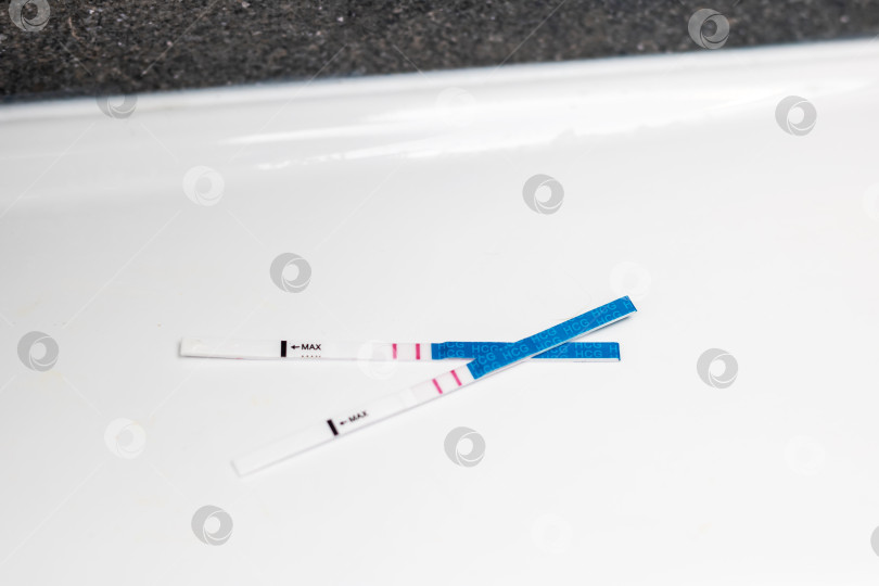 Скачать Результаты теста на беременность отображаются на белой поверхности фотосток Ozero