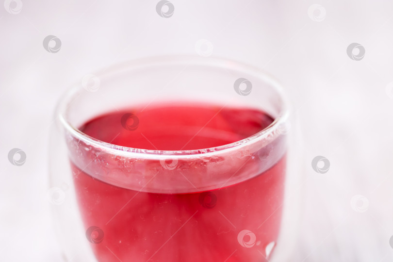 Скачать Это подробное изображение стакана с красной жидкостью крупным планом фотосток Ozero