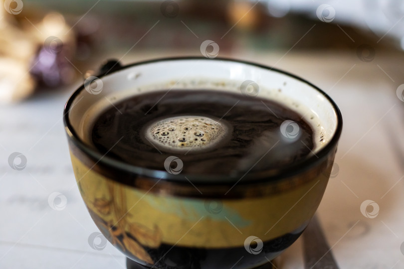 Скачать Крупный план чашки кофе на столе фотосток Ozero