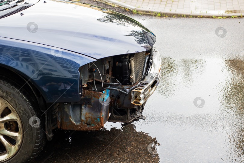 Скачать Поврежденный в результате аварии автомобиль стоит в луже воды фотосток Ozero