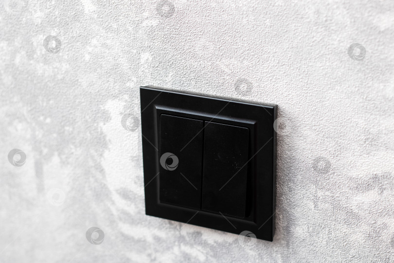 Скачать Черный выключатель расположен на белой поверхности стены фотосток Ozero