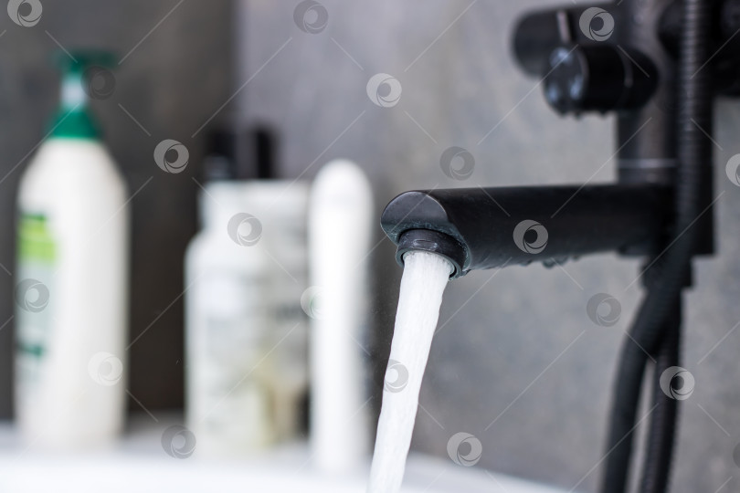 Скачать Современный смеситель для ванной комнаты с бодрящей струящейся водой для освежения фотосток Ozero