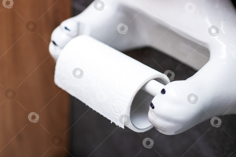 Скачать Это белый держатель для туалетной бумаги, выполненный в виде белого медведя фотосток Ozero