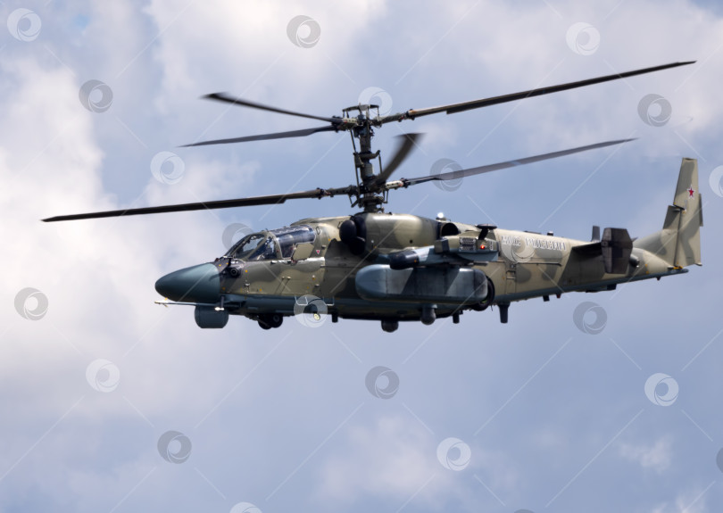 Скачать ЖУКОВСКИЙ, РОССИЯ - 25 июля 2021 года: Демонстрация ударного вертолета Камов Ка-52 "Аллигатор" ВВС России на МАКС-2021, Россия фотосток Ozero