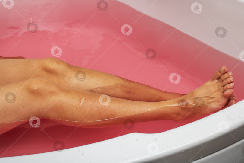 Скачать Насладитесь расслабляющей ванной с красивой розовой водой и мягкими, успокаивающими тонами для полного блаженства фотосток Ozero