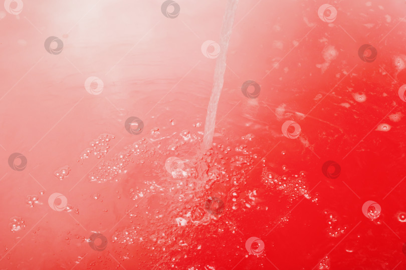 Скачать Ярко-красный фон украшен несколькими белыми пятнами фотосток Ozero
