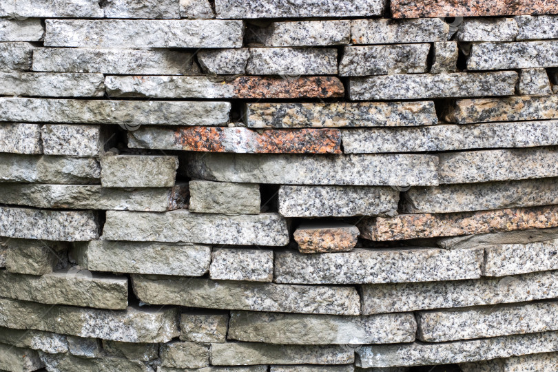Скачать Крупным планом аккуратно уложенные гранитные кирпичи на каменной стене фотосток Ozero