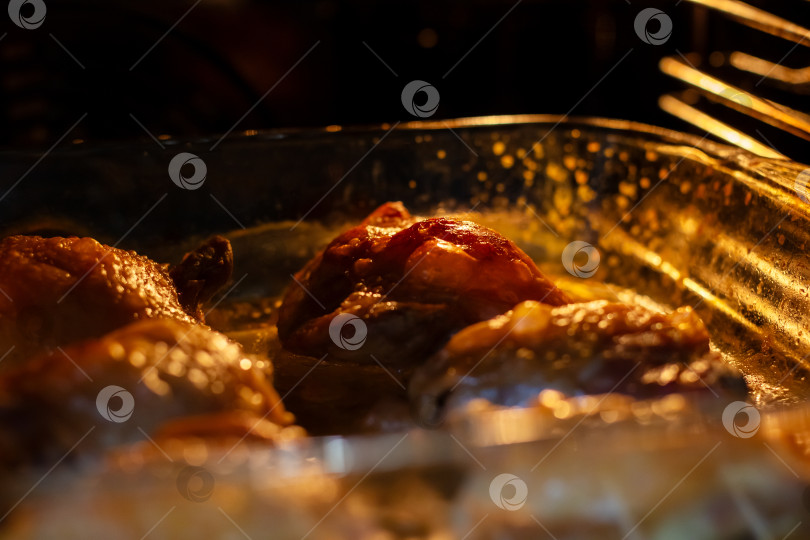 Скачать В духовке готовится запеканка с курицей в соусе фотосток Ozero