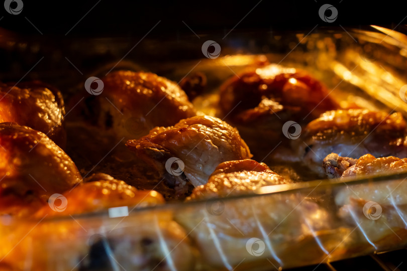 Скачать Большое блюдо-запеканка из вкуснейшей курицы готовится просто великолепно фотосток Ozero