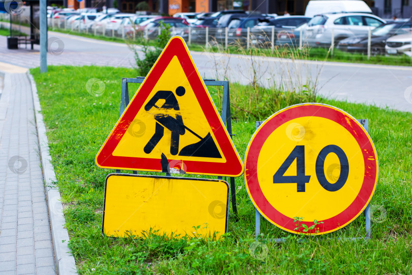 Скачать Рядом с дорогой установлены дорожный знак и знак ограничения скорости фотосток Ozero