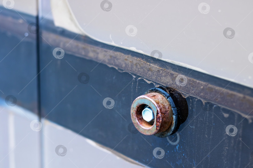 Скачать На этом снимке крупным планом виден ржавый и состарившийся засов на двери фотосток Ozero