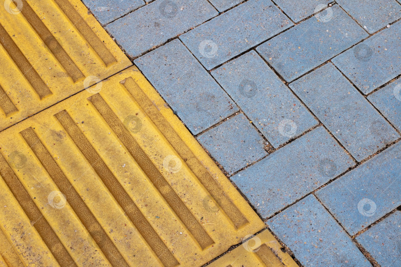 Скачать Это детальный вид дорожки из желтого и синего кирпича крупным планом фотосток Ozero