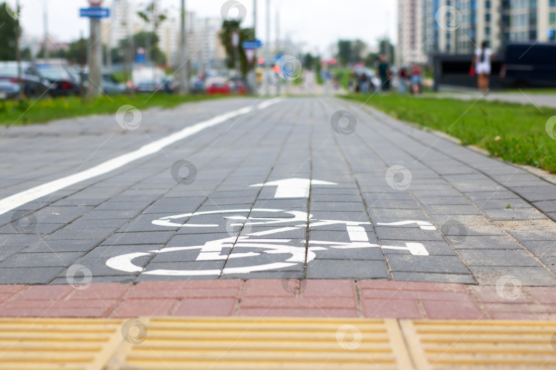 Скачать На обочине дороги четко обозначена велосипедная дорожка фотосток Ozero