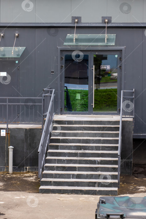 Скачать Поразительное черное здание, к которому ведет лестница фотосток Ozero