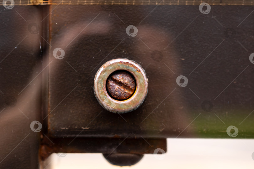 Скачать Это детальный вид винта крупным планом, расположенного на куске металла фотосток Ozero