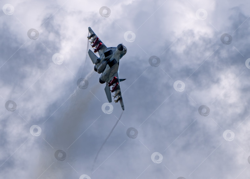 Скачать Москва, Россия, аэродром Жуковский, 25 июля 2021 года: демонстрационный полет МиГ-35 высшего пилотажа в рамках международного аэрокосмического салона МАКС-2021 фотосток Ozero