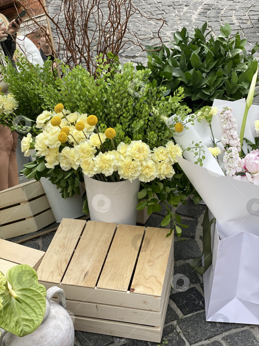 Скачать Букет из свежих цветов с зеленью, выставленный на открытом рынке фотосток Ozero