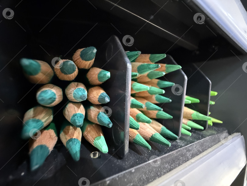 Скачать Зеленые карандаши, сложенные в подставку, создают геометрический узор, подходящий в качестве фона или элемента дизайна фотосток Ozero