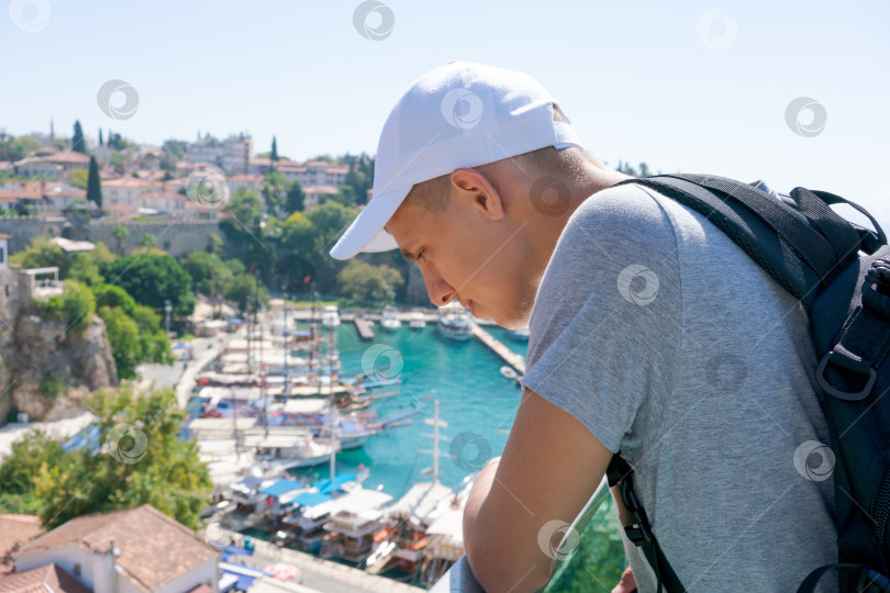 Скачать Мужчина в белой шляпе и серой рубашке смотрит на воду фотосток Ozero