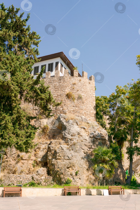 Скачать Каменное здание с балконом и деревом перед ним фотосток Ozero