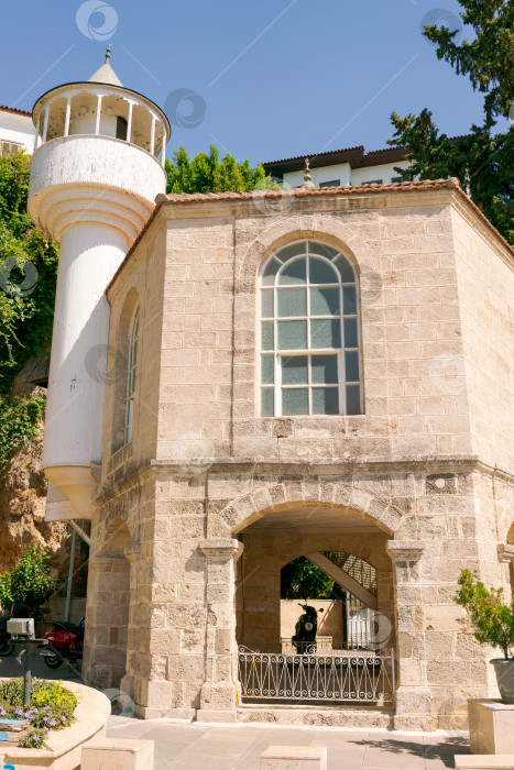 Скачать Белое здание с башней и окном фотосток Ozero