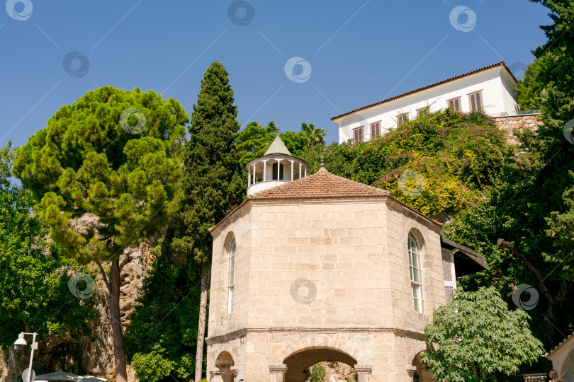 Скачать Каменное здание с зеленой крышей и белым куполом фотосток Ozero