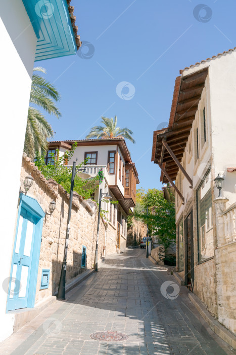 Скачать Узкая улочка с голубым домом слева и коричневым домом справа фотосток Ozero