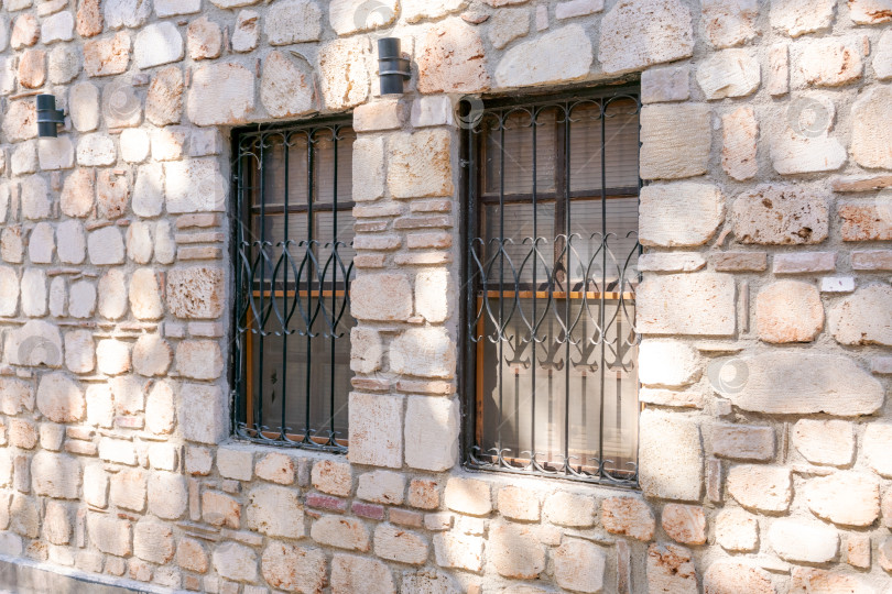 Скачать Два окна в каменном здании фотосток Ozero