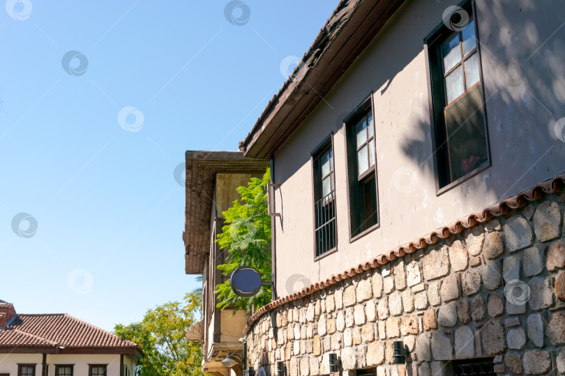 Скачать Здание с голубой спутниковой тарелкой на крыше фотосток Ozero