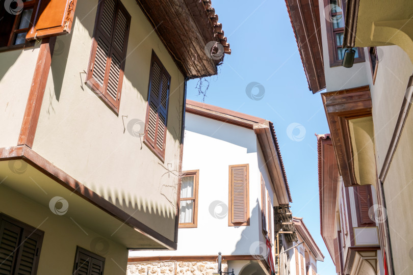 Скачать Ряд зданий с коричневыми ставнями и голубым небом фотосток Ozero