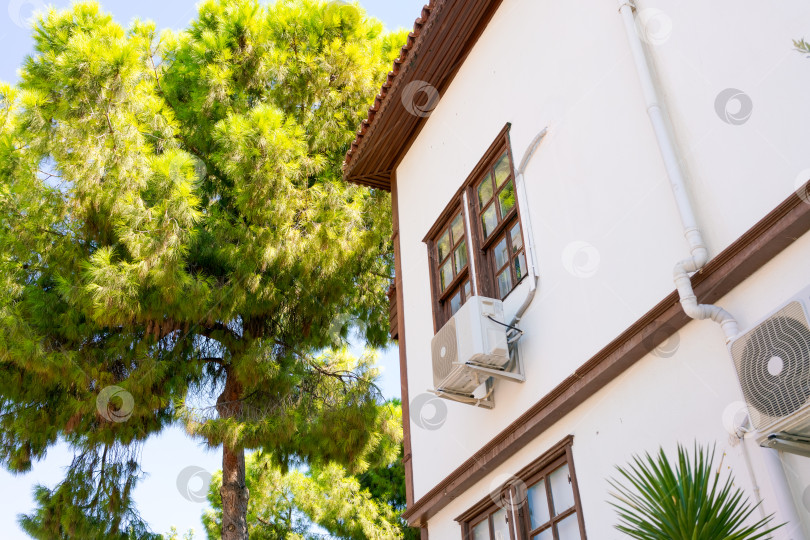 Скачать Дом с деревом перед ним фотосток Ozero