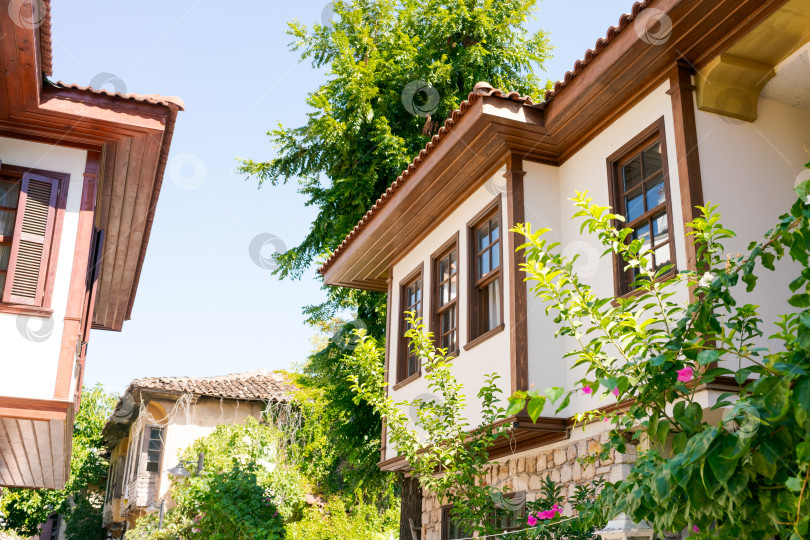 Скачать Ряд домов с белой крышей и коричневой отделкой фотосток Ozero