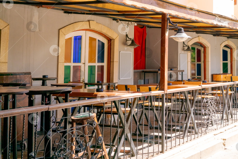 Скачать Внутренний дворик с перилами и столиками фотосток Ozero